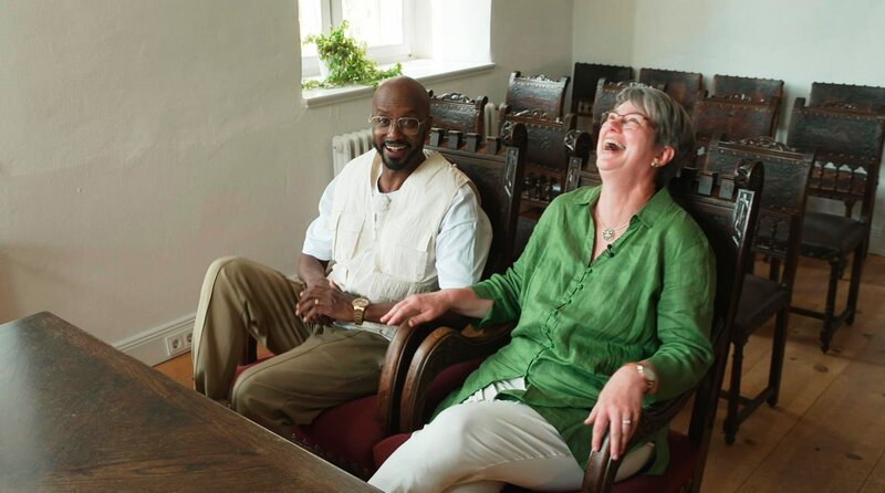 Yared und Petra Wede besichtigen gemeinsam das Seedorfer Torhaus. – Bild: NDR/​Antonia Friese