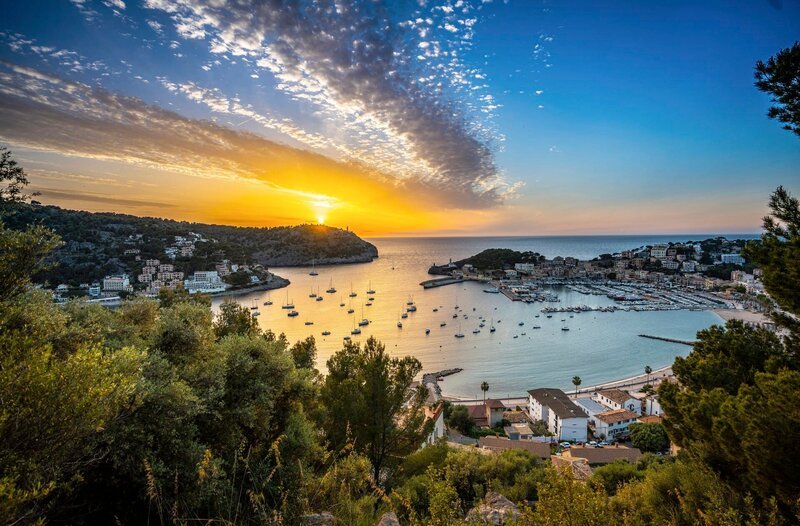 Mallorca ist die beliebteste Urlaubsinsel der Deutschen. Längst fliegt aber die halbe Welt auf die Insel. Es gibt sogar Direktflüge aus New York nach Palma! Vor allem wohlhabende Gäste schauen sich dann auch häufig nach Wohnungen oder Häusern um. Kann man die Insel kaputt lieben und was ist nötig, um zwischen Mallorca und den Touristen wieder ein gesundes Gleichgewicht herzustellen? – Bild: HR/​Joel Hess