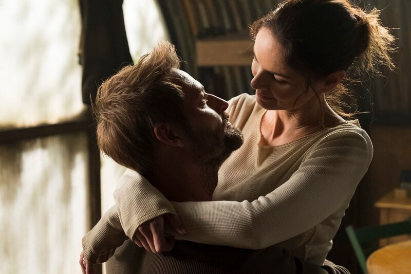 Pictured: (l-r) Will Bowman (Josh Holloway), Katie Bowman (Sarah Wayne Callies) – Bild: TNT Serie (DE) /​ USA Network /​ James Dittinger/​USA Network