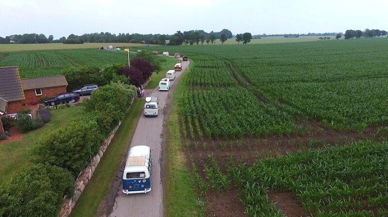 1.000 Busse und 40.000 Teilnehmer: Der „Konvoi der guten Laune“ auf dem Midsummer Bulli Festival 2016 auf Fehmarn. – Bild: NDR/​jumpmedienTV