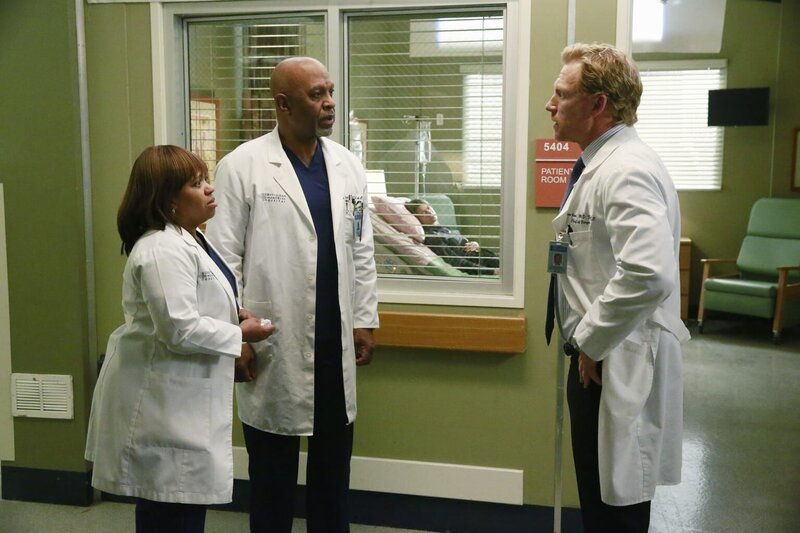 GREY’S ANATOMY – „She’s Leaving Home“ – We see how Meredith and the doctors cope after they learn the news of Derek’s death. Meanwhile, April makes a shocking decision that Jackson cannot understand, and Bailey and Ben argue over their future, on a special 2-hour „Grey’s Anatomy,“ THURSDAY, APRIL 30 (8:00⁠–⁠10:01 p.m., ET) on the ABC Television Network. (ABC/​Mitchell Haaseth) CHANDRA WILSON, JAMES PICKENS JR., KEVIN MCKIDD – Bild: ABC Studios