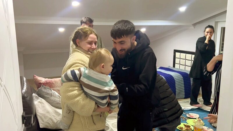 Überraschung in der Türkei: Loredana kommt mit Aurelio zu Besuch. – Bild: RTL Zwei