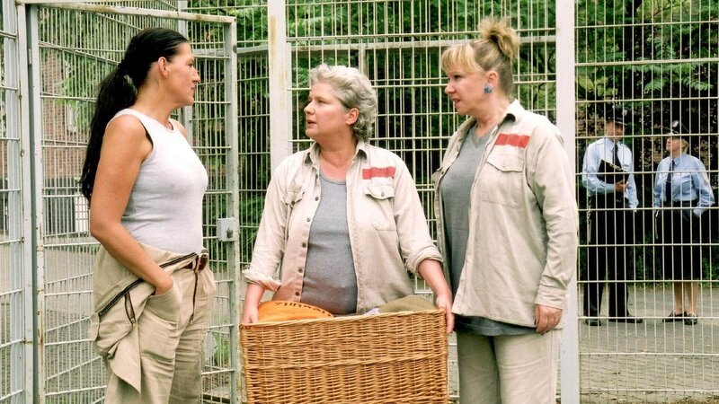 Uschi (Barbara Freier, Mi.) kehrt als Insassin nach Reutlitz zurück. (li. Katy Karrenbauer, re. Christiane Reiff) – Bild: TVNOW /​ Richard Hübner