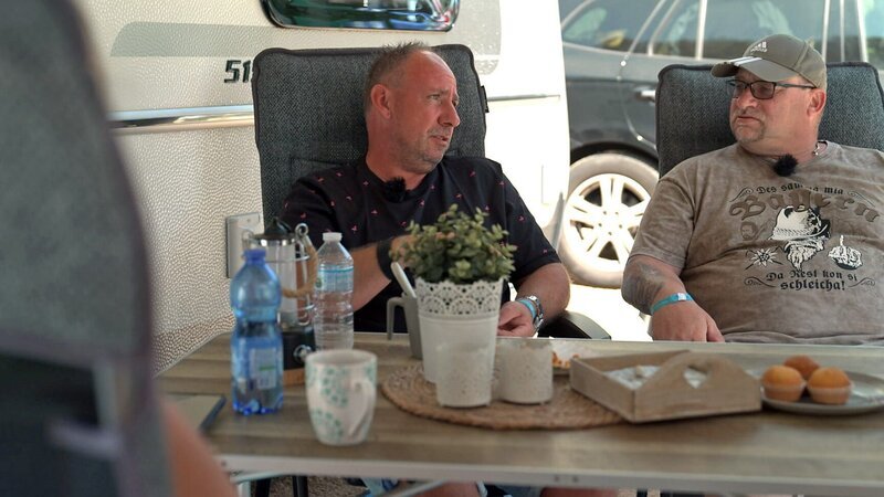 Sascha Fingerhuth (li.) und Mike sind Camping-Profis – Bild: RTLZWEI