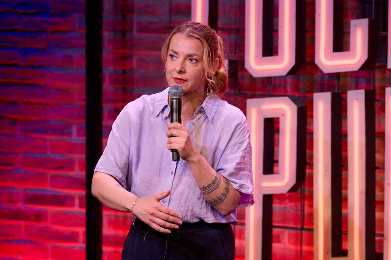 Wahl-Berlinerin Kristina Bogansky bringt als Comedienne die weibliche Sicht auf die unterschiedlichen Themen in die Runde und Lokalmatador. – Bild: Martina Bogdahn /​ yo man ! media productions GmbH