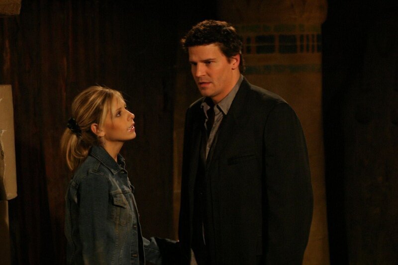 L-R: Buffy Summers (Sarah Michelle Gellar), Angel (David Boreanaz) – Bild: RTL /​ Twentieth Century Fox Film Corporation