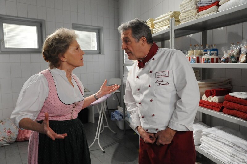 Hildegard (Antje Hagen, l.); André (Joachim Lätsch, r.) – Bild: ARD /​ Ann Paur