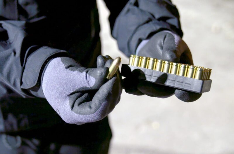 Ein Bandenmitglied aus Helsingborg zeigt die gängige 9-Millimeter-Munition. – Bild: Jürgen Staiger