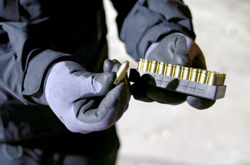 Ein Bandenmitglied aus Helsingborg zeigt die gängige 9-Millimeter-Munition. – Bild: Jürgen Staiger