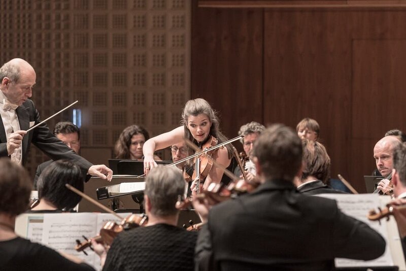 Die niederländische Violonistin Janine Jansen mit dem Symphonieorchester des Bayerischen Rundfunks unter der Leitung von Iván Fischer. – Bild: Peter Meisel /​ BR /​ BR/​Peter Meisel