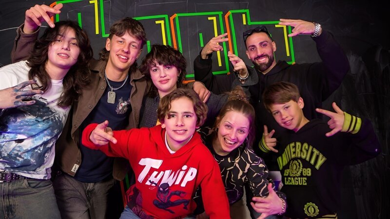 Marina lernt von einer HipHop-Gruppe, wie man Wut durch Musik verarbeitet. – Bild: BR/​megaherz gmbh/​Lena Stolz