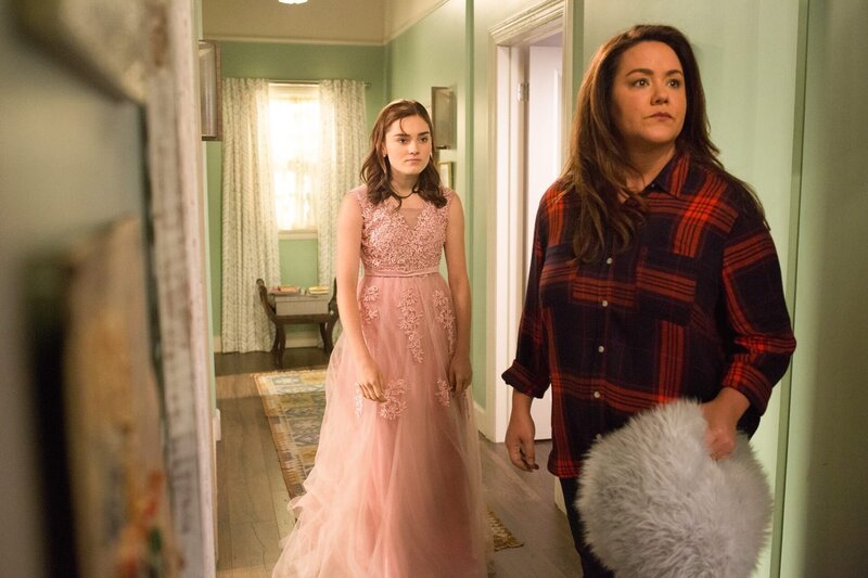 (v.li.): Meg Donnelly (Taylor Otto), Katy Mixon (Katie Otto). – Bild: ORF/​Disney/​ABC/​Michael Ansell