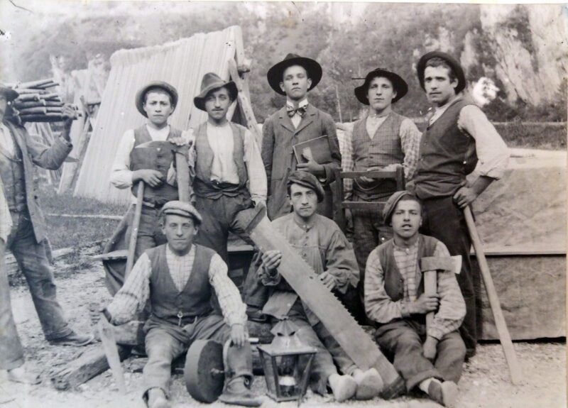 Holzarbeiter aus dem Cadore 1925. – Bild: ORF/​IP Media