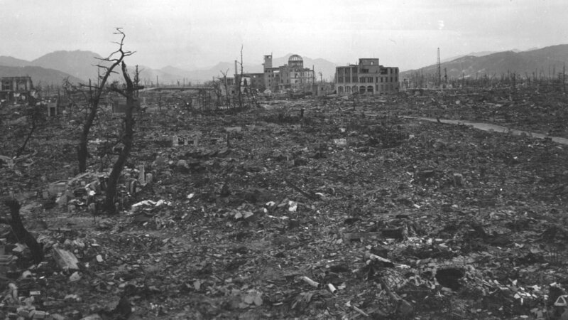 Eine riesige Explosion verwüstet 1945 Hiroshima – Bild: RTL /​ National Archives at College Park