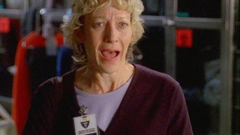 In die Gerichtsmedizin wird ein Mann eingeliefert, dessen Kehle im Schlaf durchgeschnitten wurde Hat seine eigene Frau, Beth (Lily Knight), die Tat begangen? – Bild: TVNOW /​ NBC Universal