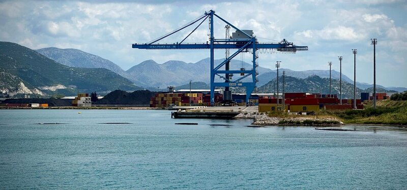 Der Hafen von Ploće (vormals Kardeljevo) in Kroatien, auf dem die Journalisten Burkhart List und Otto Grüner 1985 Container mit Noricum-Kanonen entdeckten. – Bild: ORF/​Walter Reichl