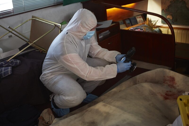 Forensic analyst takes photo of crime scene – Bild: Arrow International Media Ltd /​ Saloon Media Inc Lizenzbild frei