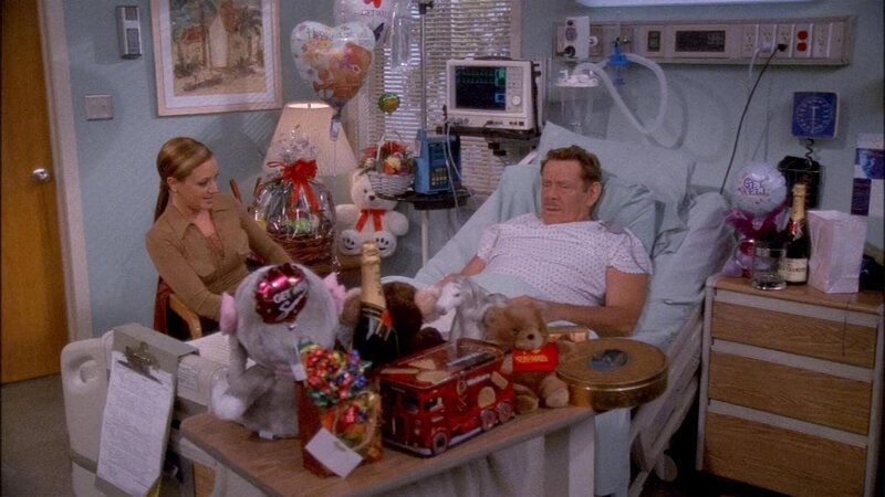 Carrie (Leah Remini) überhäuft Arthur (Jerry Stiller) mit Geschenken. – Bild: RTL II