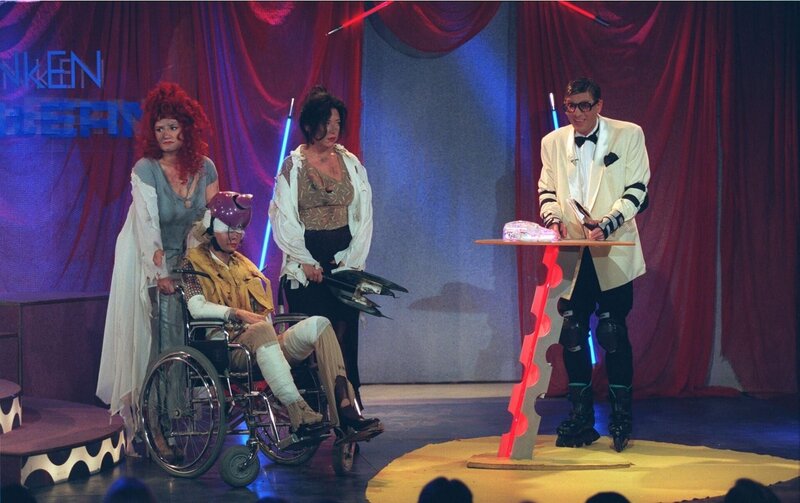 Sigrid Hauser, Elke Winkens, Andrea Händler, Fifi Pissecker als Dieter Jonas. – Bild: ORF/​Andreas Friess