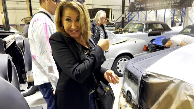 S22F14: Roberts alter Rolls-Royce, der aus Europa nach Dubai verschifft wurde, wird endlich schön gemacht. Ein deutscher Lackierer gibt alles, doch das sieht nicht gerade gut aus. Noch ist er aber nicht fertig – Bild: RTLZWEI