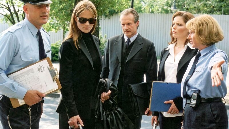 Die Schließer Brock (Leon Boden, li.) und Adler (Claudia Loerding, re.) sowie die Anstaltsleiterin Overberg (Cornelia Schindler, 2.v.re.) nehmen „die Neue“, Natascha Salin (Susann Uplegger), die von ihrem Anwalt Jakobi (Dieter Matthes) begleitet wird, in Empfang. – Bild: TVNOW /​ Richard Hübner