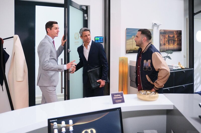 Benedikt (Jens Hajek, M.) und Ringo (Timothy Boldt, l.) wimmeln Easy (Lars Steinhöfel) ab, damit ihr geheimer „Finanzplan“ starten kann. – Bild: RTL /​ Stefan Behrens