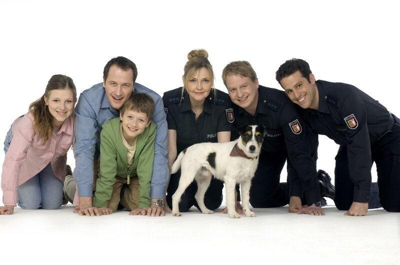 Familie gut, alles gut! Parson-Russell-Terrier Kalle liebt alle Andresens: Sein Frauchen Pia, die Polizeiobermeisterin (Katharina Schubert, Mitte), gleichzeitig Ehefrau von Lokal- journalist Stefan (Markus Knüfken, 2. v. l.), und Mutter von Merle (Iris Mareike Steen,1. v.l) und Hanno ( Julius Römer, 3.v.l.), Kollege Olli Kottke (LarsGärtner 2.v.r.) und Kollege Lorenz Christiansen (Max Landgrebe 1.v.r.) – Bild: port.hu