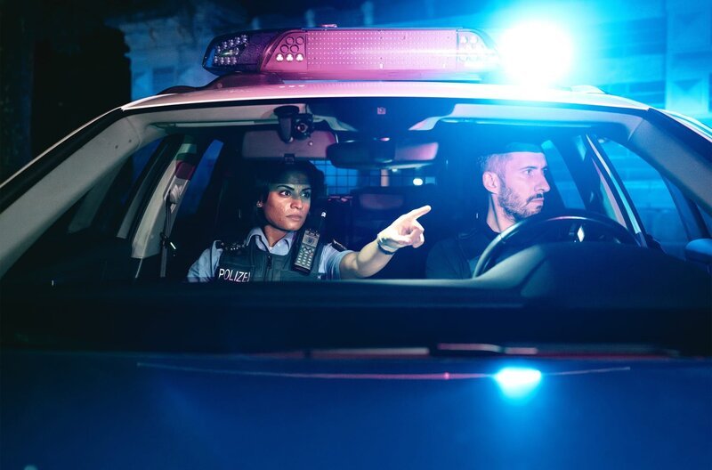 Das Polizei-Team fahndet nach Täter: Anja Ramesh und Paul Wiens. – Bild: SWR/​Christian Mader