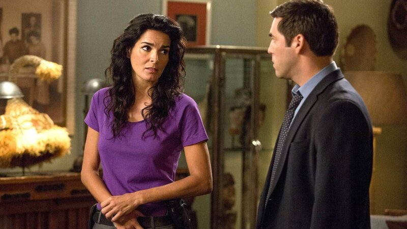 Ein Heckenschütze treibt sein Unwesen und der einzige Zeuge leidet an einer psychischen Erkrankung – nicht vernehmungsfähig. Det. Jane Rizzoli (Angie Harmon) und Frankie Rizzoli Jr. (Jordan Bridges) ermitteln. – Bild: TVNOW /​ Warner Bros.