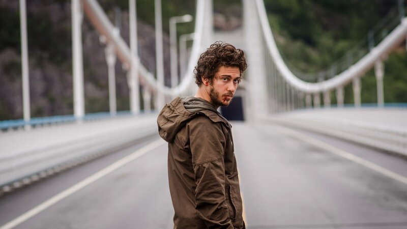 Auf seiner Flucht muss Eric (Nat Wolff) mit seiner Helferin Christine die imposante Hardangerbrücke überqueren. – Bild: ZDF Auf seiner Flucht muss Eric (Nat Wolff) mit seiner Helferin Christine die imposante Hardangerbrücke überqueren. – Bild: ZDF