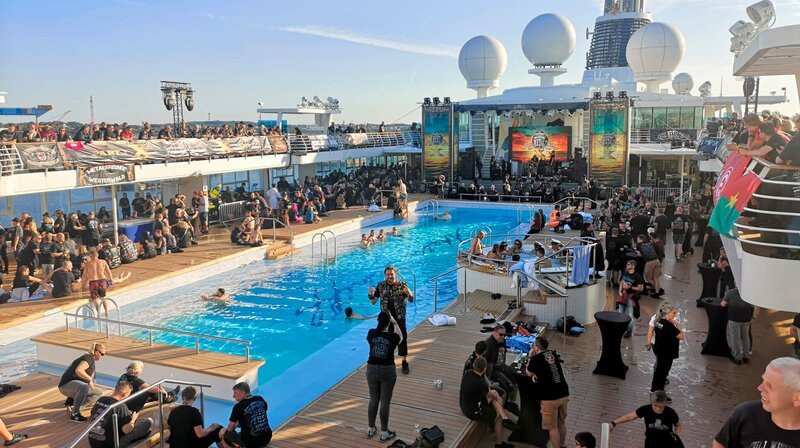 Schon im 10. Jahr sticht die Metal-Kreuzfahrt in See. Das Schiff bringt die Fans nach Stockholm und Helsinki. – Bild: NDR/Linnéa Kviske Schon im 10. Jahr sticht die Metal-Kreuzfahrt in See. Das Schiff bringt die Fans nach Stockholm und Helsinki. – Bild: NDR/Linnéa Kviske