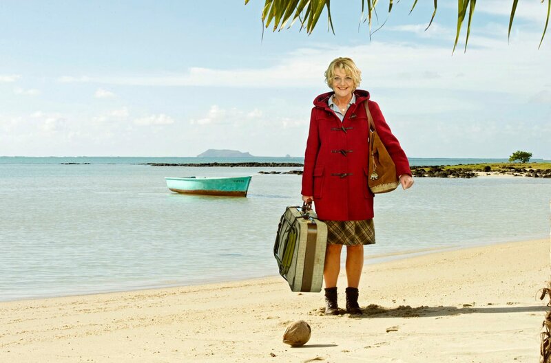 Henriette Höfner (Saskia Vester) sucht ihr Glück als Kindermädchen in Mauritius. – Bild: SWR/​ARD Degeto/​Jorinde Gersina