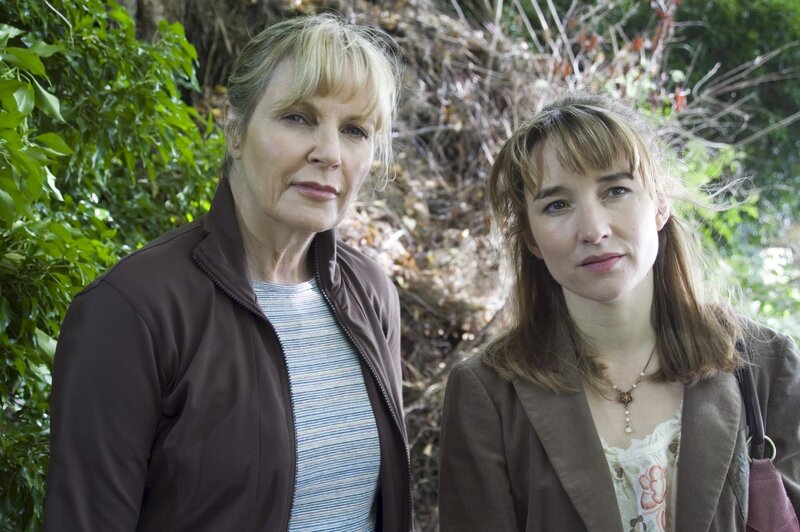 Faith Alexander (Lisa Eichhorn, l.) und Janet Bailey (Emily Woof, r.). – Bild: ZDF