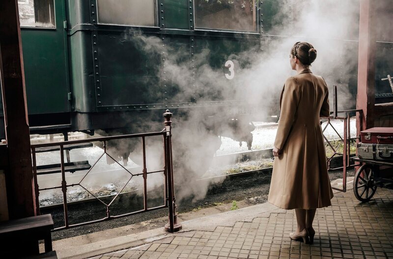 Gundel Krasemann (Vanessa Loibl) vor dem Zug am Bahnhof Altena. – Bild: ZDF und WDR/​UFA Fiction/​Stanislav Honzik.