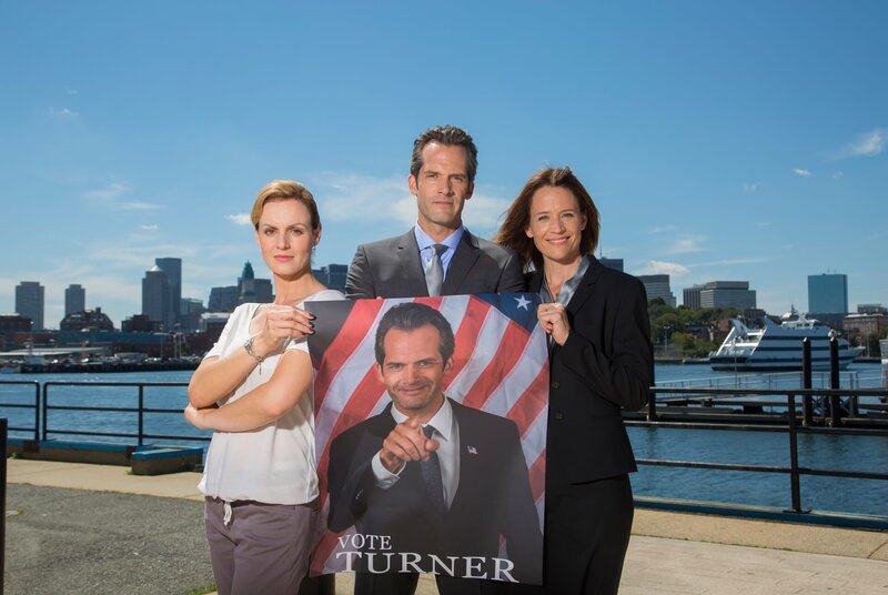Mit Unterstützung seiner Frau Julie (re: Regula Grauwiller) und der Pressefrau Robin Jennings (li: Anja Nejarri) wird Eric Turner (Martin Rapold) als Kongresskandidat aufgestellt. – Bild: ZDF