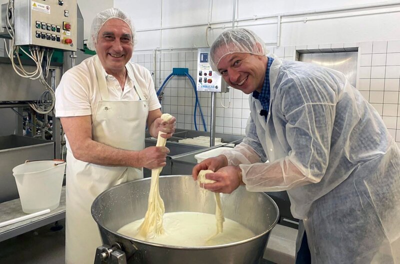 Tobias Kämmerer mit Giuseppe L’Abbate (li.) in Käsefabrik L’Abbate. – Bild: HR/​Johanna Mihm