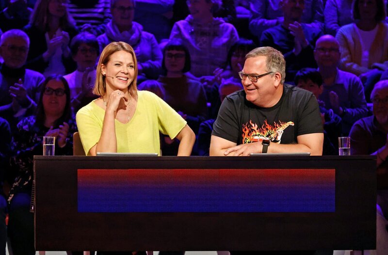 Rateteam-Kapitän Elton (r.) und die Schauspielerin Jessica Schwarz (l.) bilden ein Rateteam. – Bild: ARD/​Morris Mac Matzen