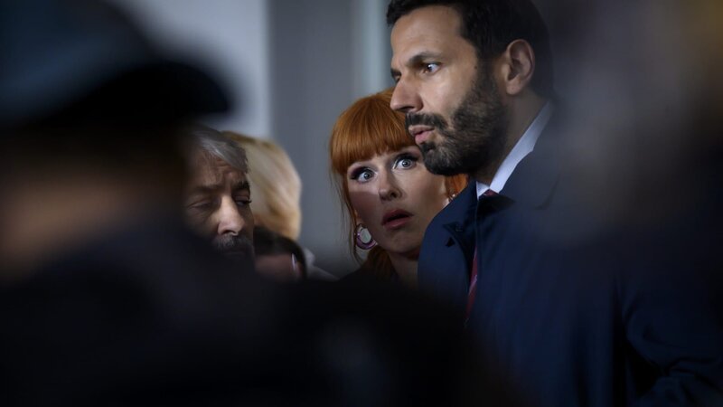 Karadec (rechts: Mehdi Nebbou) ist zurück: Nach dem Mord an einem Lieferanten einer Wartungsfirma treffen er und Morgane (Mitte: Audrey Fleurot) am vermeintlichen Tatort ein. – Bild: NICOLAS ROUCOU /​ NICOLAS ROUCOU /​ SEPTEMBRE PRO