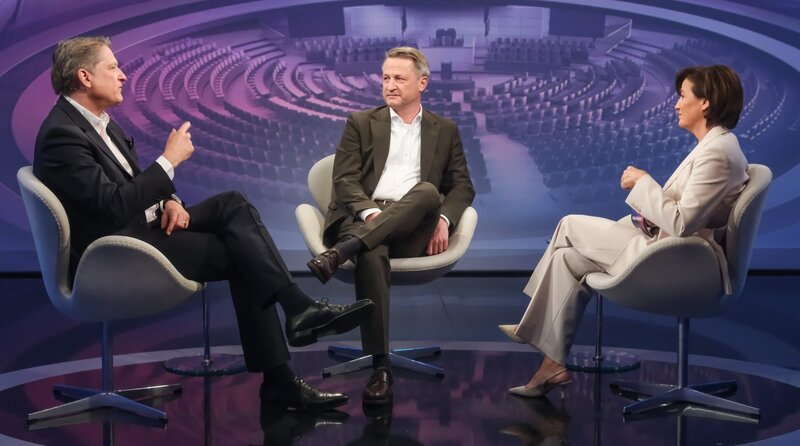 Moderatorin Sandra Maischberger (r) im Gespräch mit Jakob Augstein (Verleger, Der Freitag) und Nikolaus Blome (Mitte, Politikchef RTL/​n-tv). – Bild: WDR/​Oliver Ziebe