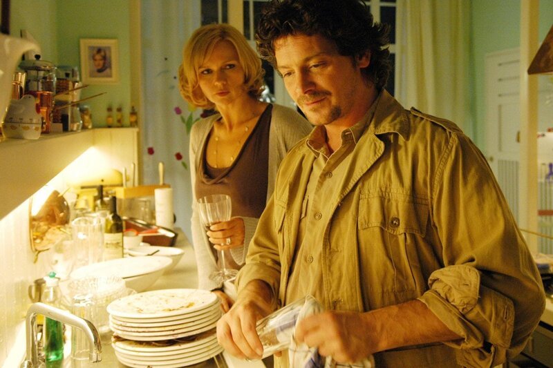 Der österreichische Freund der Almedas, Josef (Fritz Karl), besucht seine alte Freundin Katharina (Veronica Ferres) nach der Verhaftung ihres Mannes in Deutschland. – Bild: RTL Passion