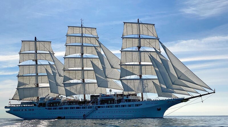 Die 28 Segel des Vollschiffs haben eine Segelfläche von 4100 m², das sind mehr als doppelt so viel wie auf der Gorch Fock. – Bild: NDR/Joker Pictures/Mario Göhring Die 28 Segel des Vollschiffs haben eine Segelfläche von 4100 m², das sind mehr als doppelt so viel wie auf der Gorch Fock. – Bild: NDR/Joker Pictures/Mario Göhring