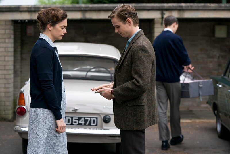 Alison Wilson (l., Ruth Wilson) und Nigel Wilson (r., Otto Farrant). – Bild: WDR/​BBC/​WP Films Ltd