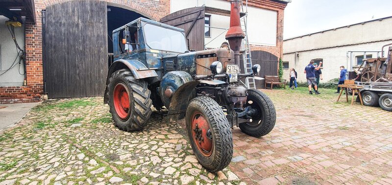 Dieser Lanz-Bulldog ist schon fertig. Denn nur das Innenleben restaurieren die Kahnsdorfer Traktorenfreunde. Die Außenhaut bleibt, wie sie ist. – Bild: MDR /​ Mathias Schaefer