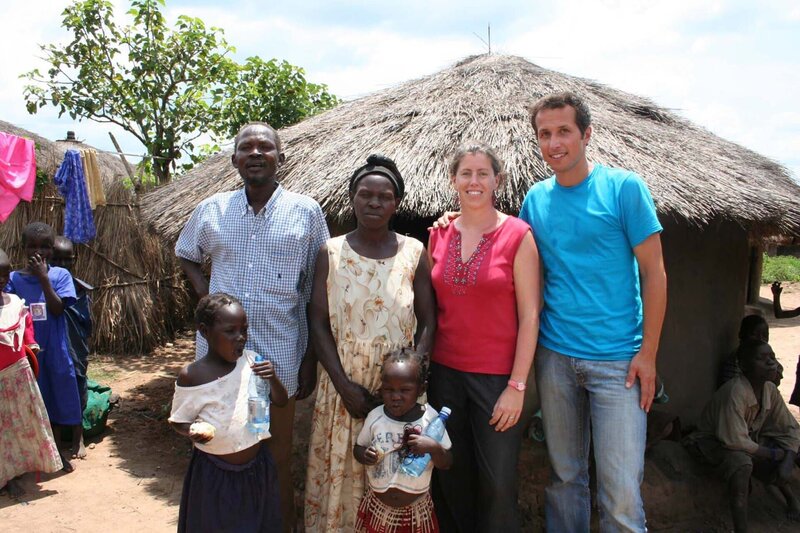 Reporter Willi Weitzel mit Katrin Kohlbecher von der Caritas und der Familie von Charles und Sabina, die vom Flüchtlingslager zurück in ihre Felder ziehen will. – Bild: BR/​megaherz gmbh