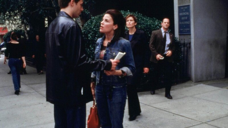 Die berühmte Schauspielerin Gloria Stanfield (Sherilyn Fenn, 2. v. l.) heiratet nach dem Tod ihres Mannes heimlich ihren minderjährigen Stiefsohn Kyle (Jonathan Bennett, l.). Nachdem die Detectives Benson (Mariska Hargitay, 2. v.  r.) und Stabler (Christopher Meloni, r.) dies herausgefunden haben, suchen sie nach den beiden. – Bild: RTL /​ NBC