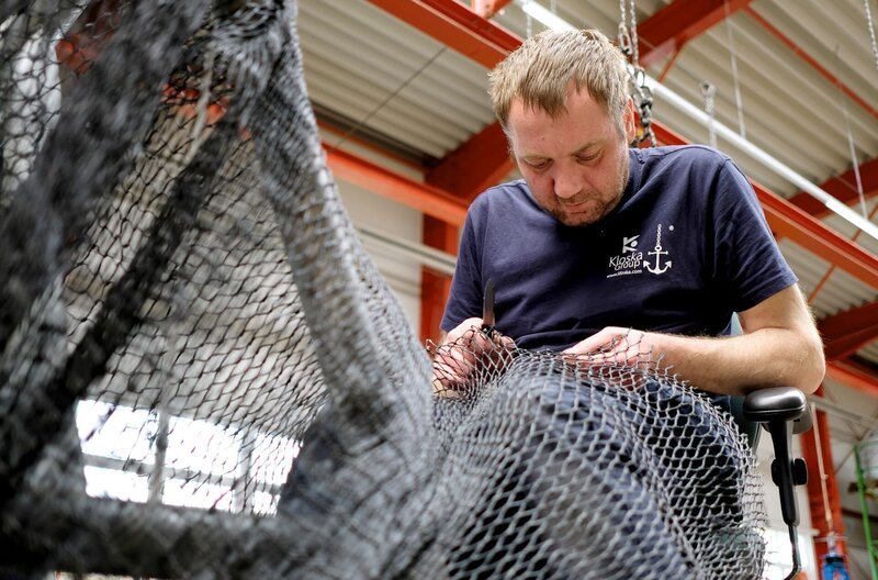 Netze in Handarbeit: Seiler Tobias Lembcke. – Bild: NDR/Matthias Ruuck/Clip Film Netze in Handarbeit: Seiler Tobias Lembcke. – Bild: NDR/Matthias Ruuck/Clip Film