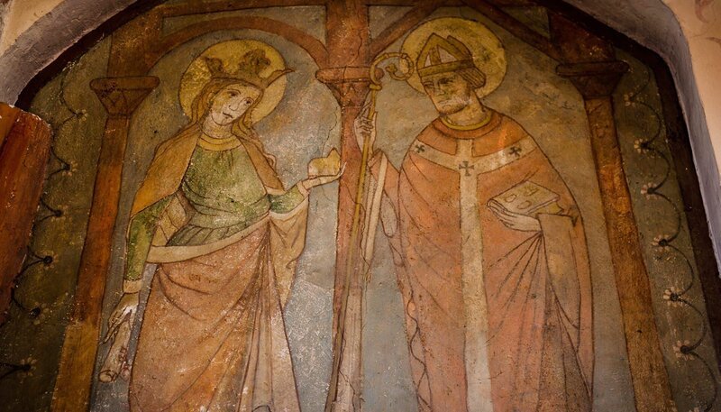 Reste mittelalterlicher Fresken in der Zweikirche zwischen Wolfstein und Rutsweiler geben wichtige Hinweise auf die Geschichte des Königslandes und helfen bei der Königssuche. – Bild: SWR/​Thomas Keck