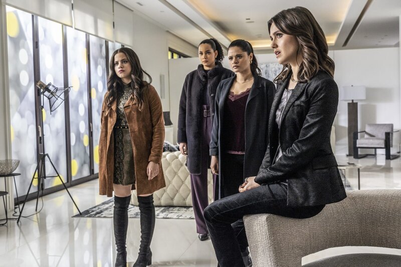 (v.l.n.r.) Maggie Vera (Sarah Jeffery); Macy Vaughn (Madeleine Mantock); Mel Vera (Melonie Diaz); Abigael (Poppy Drayton) – Bild: The CW Network, LLC. /​ Colin Bentley