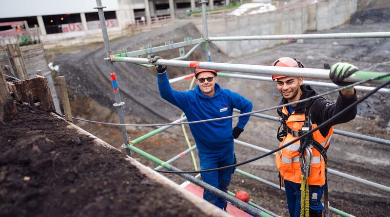 Profis am Gerüst: Ausbilder Michael (l.) mit Gerüstbauer-Azubi Vadzhib. – Bild: WDR/​Ben Knabe