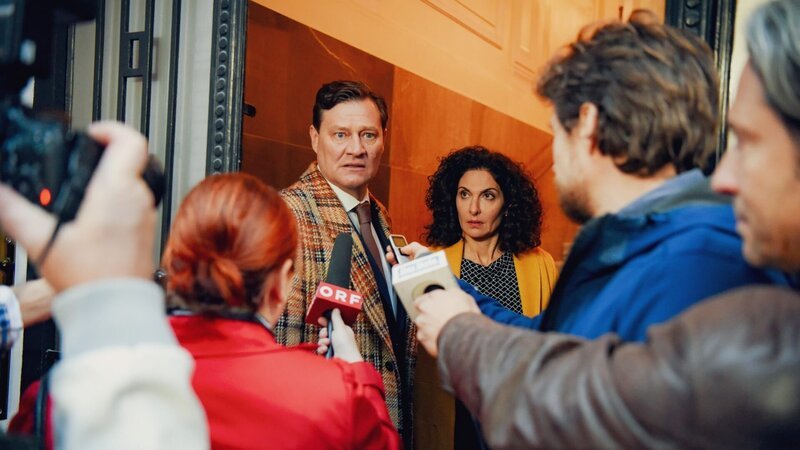 L-R: Karl Czerny-Hohenburg (Harald Windisch), Tilia Konstantin (Proschat Madani) – Bild: ORF/​Hubert Mican